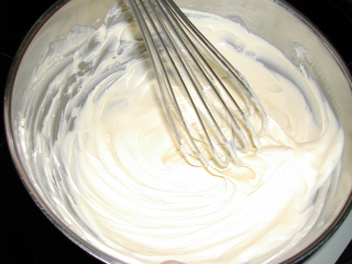 Weiß aufgeschlagene Butter in einer Kalotte